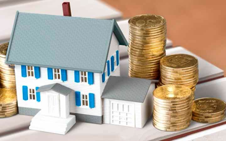 dinheiro e uma casa em miniatura representando o empréstimo com garantia de imóvel