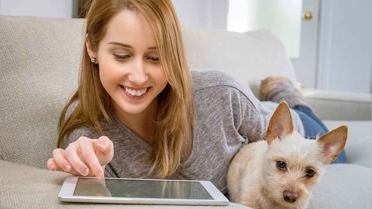 mulher feliz lendo no tablet a matéria de empréstimo pessoal online