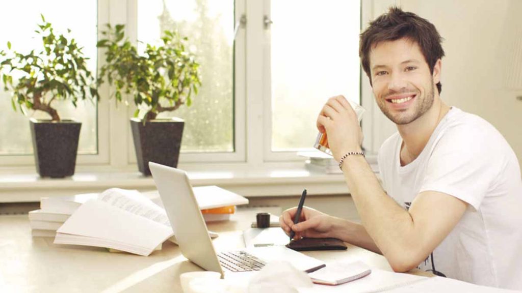homem feliz quando descobriu as situações para contratar empréstimo pessoal online