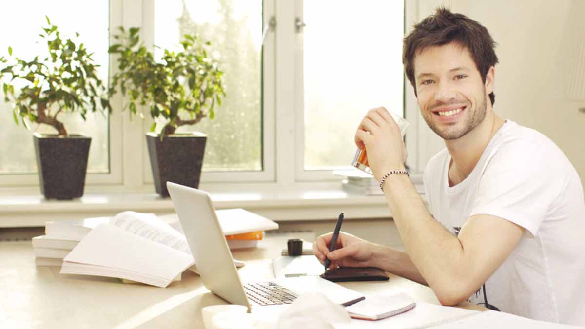 homem feliz quando descobriu as situações para contratar empréstimo pessoal online