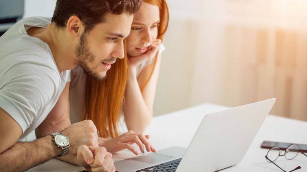 casal estudando no notebook propostas de empréstimo pessoal online