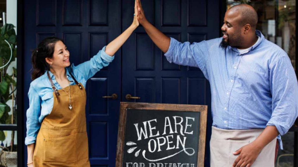 casal feliz comemorando abrir o próprio negocio com empréstimo pessoal online